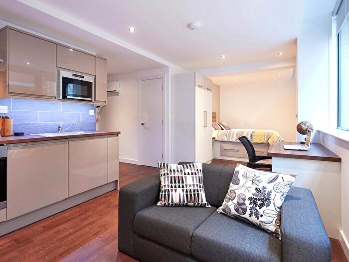 Apartment To Rent In Apt, South Parade #, LS1