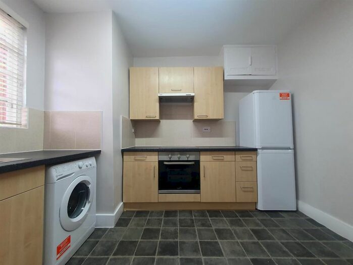 2 Bedroom Flat To Rent In Dorchester Court, Herne Hill, London, SE24