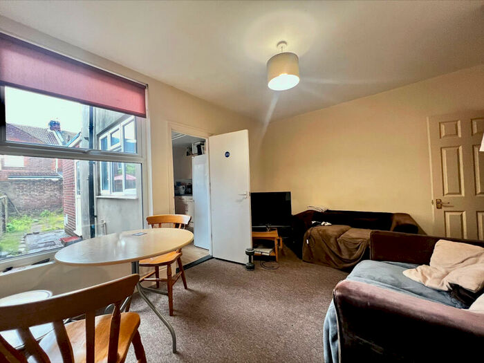 4 Bedroom House To Rent In *Student House* Bath Road, Portsmouth, PO4