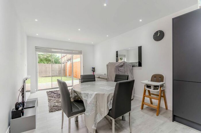 3 Bedroom Flat To Rent In King's Road, Wimbledon, London, SW19