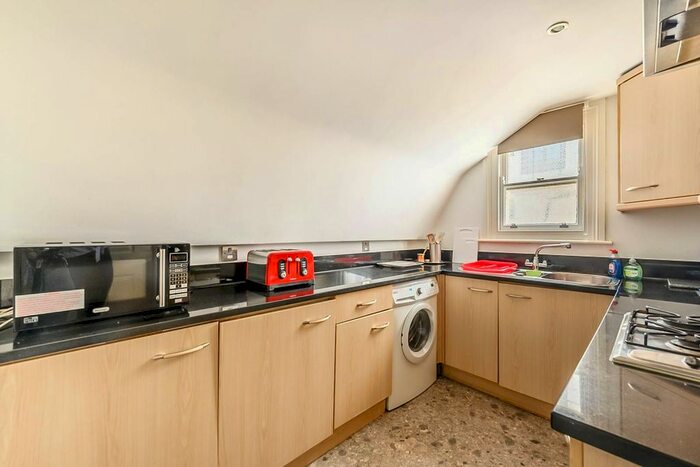 2 Bedroom Flat To Rent In Queens Gate, South Kensington, London, SW7