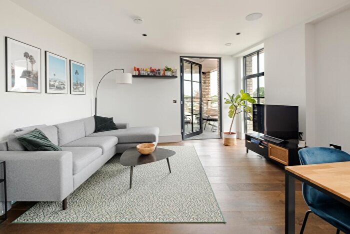3 Bedroom Flat To Rent In Bracklyn Street London, N1