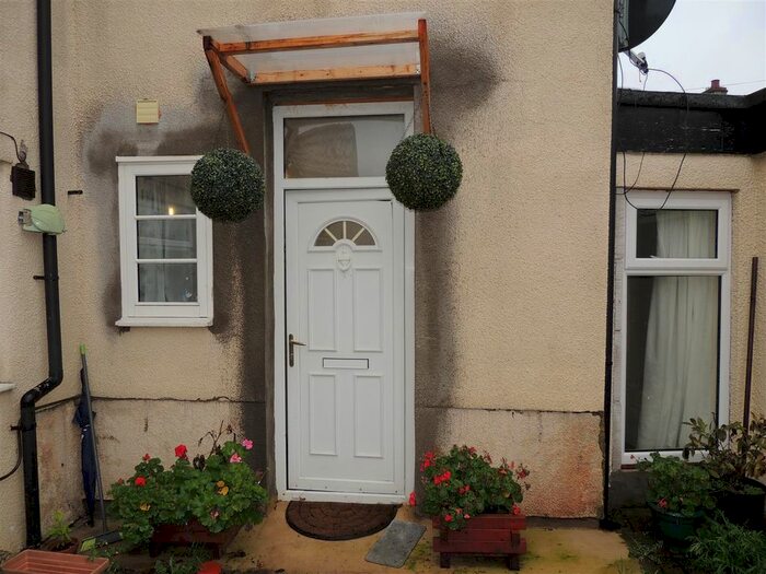 2 Bedroom Flat To Rent In High Street, Staple Hill, Bristol, BS16