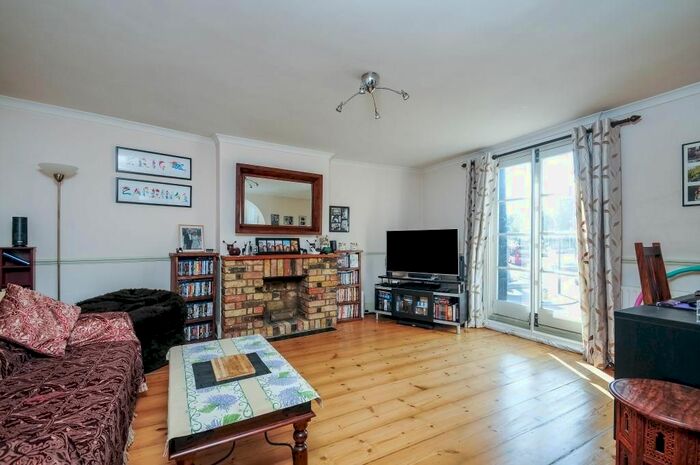 2 Bedroom Flat To Rent In Medfield Street, London, SW15