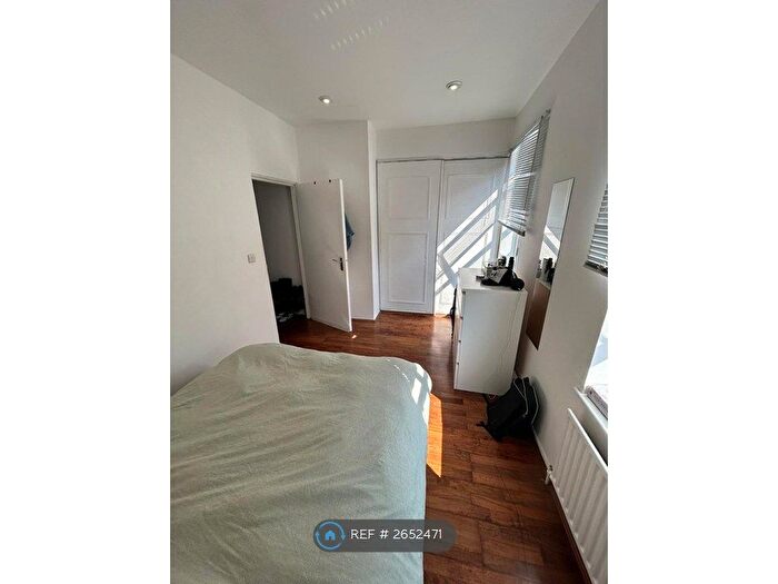 1 Bedroom Flat To Rent In York Road, London, SW11