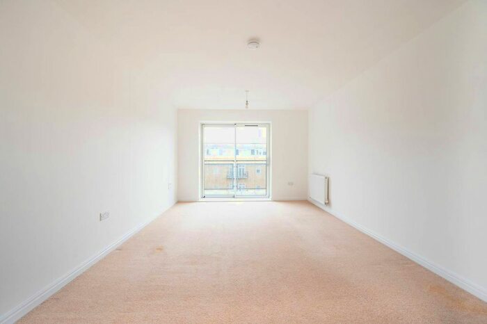 2 Bedroom Flat To Rent In Shale Court, Stratford, London, E15