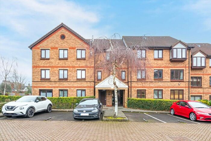 1 Bedroom Flat For Sale In Deanery Close, London, N2