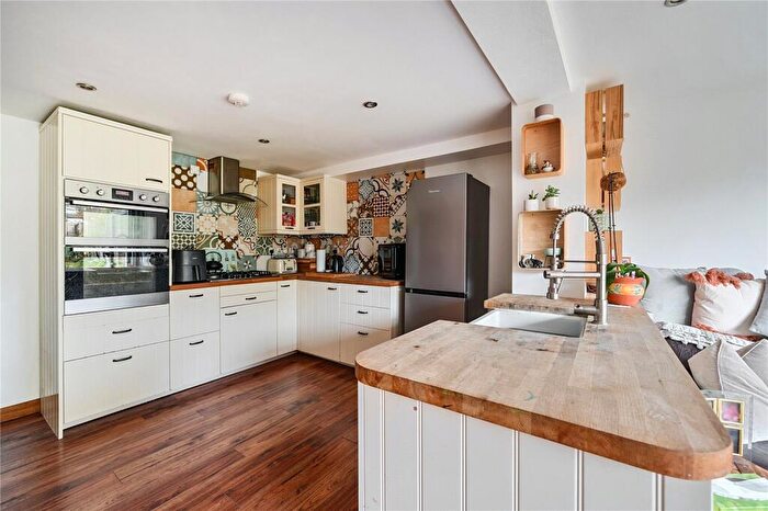 3 Bedroom Semi-Detached House For Sale In London Road, Holybourne, Alton, Hampshire, GU34