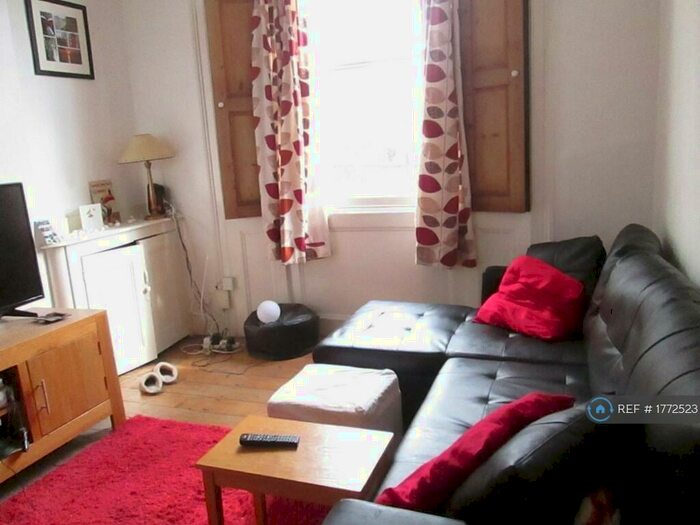 2 Bedroom Flat To Rent In York Way, London, N7