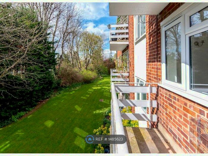 1 Bedroom Flat To Rent In St. Andrews Square, Surbiton, KT6