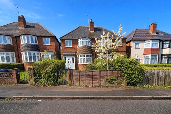 3 Bedroom Semi Detached House For Sale In Fordhouse Lane, Birmingham, West Midlands, B30