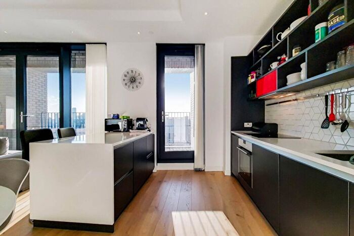 3 Bedroom Flat To Rent In Lyell Street, Canary Wharf, London, E14