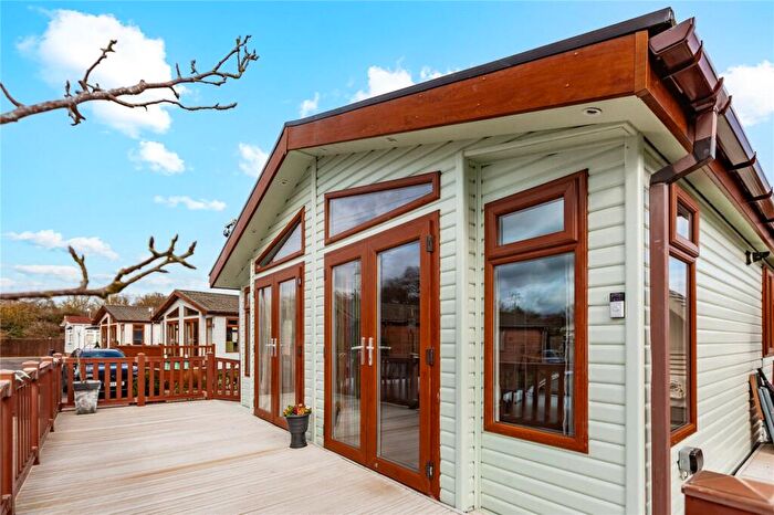 2 Bedroom Park Home For Sale In Chestnut Grove, Hayes Country Park, Battlesbridge, Wickford, SS11