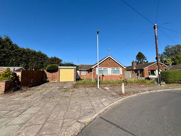 2 Bedroom Semi-Detached Bungalow For Sale In Sedbury Close, Luton, LU3