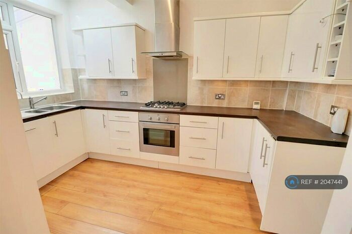 4 Bedroom End Of Terrace House To Rent In Parkside Avenue, Romford, RM1
