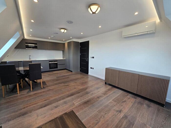 2 Bedroom Flat To Rent In Woodstock Road, Golders Green, NW11