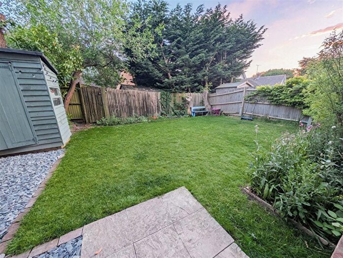 2 Bedroom Flat For Sale In Station Road, Heathfield, TN21