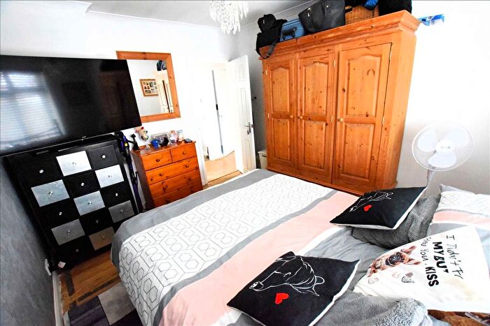 2 Bedroom Flat For Sale In Marlborough Road, Hanworth, Middlesex, TW13