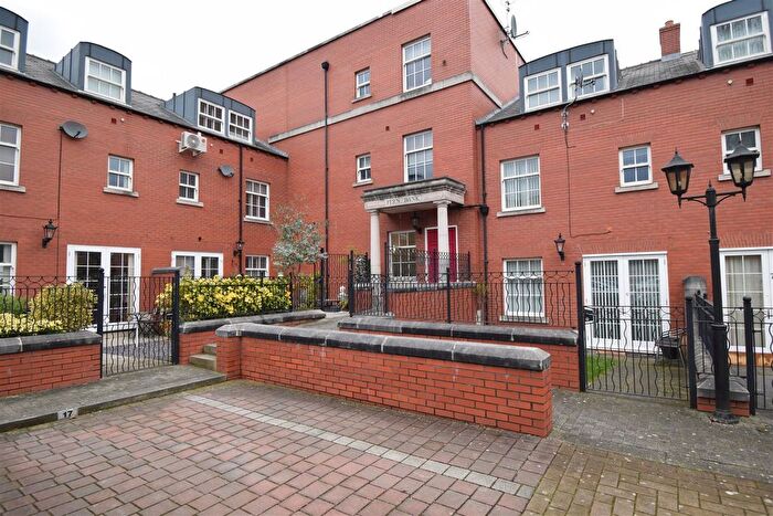 3 Bedroom Flat To Rent In Fern Bank, St. Johns Place, Wakefield, WF1