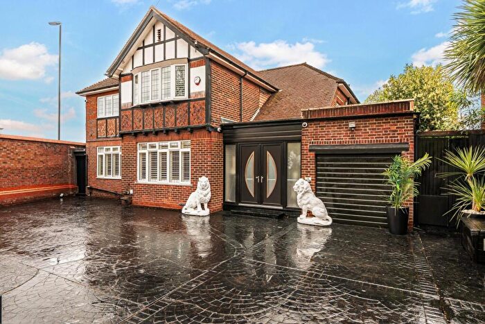 5 Bedroom Detached House For Sale In The Green, Orpington, BR5