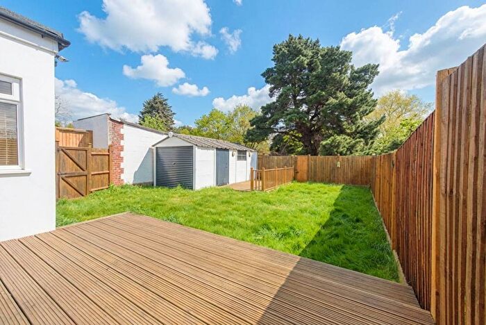 4 Bedroom Flat For Sale In Kinloch Drive, Kingsbury, London, NW9