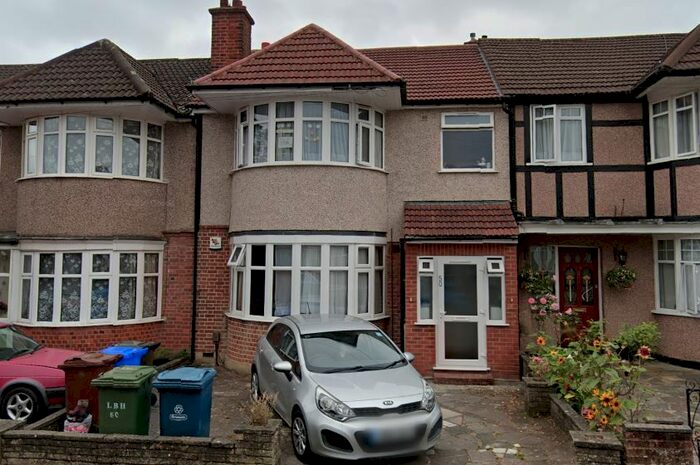 2 Bedroom Flat To Rent In Radstock Avenue, Kenton, HA3