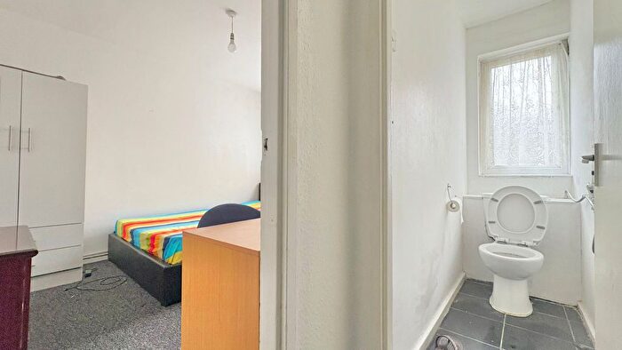 2 Bedroom Flat To Rent In Beaumont Square, London, E1
