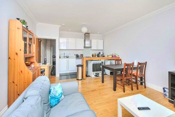 2 Bedroom Flat To Rent In Station Road, West Wickham, Kent, BR4