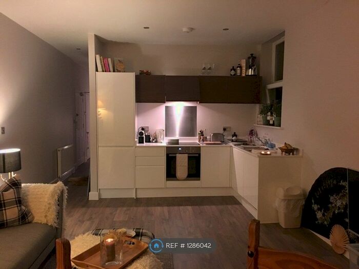 2 Bedroom Flat To Rent In Kingsbridge Road, Poole BH14