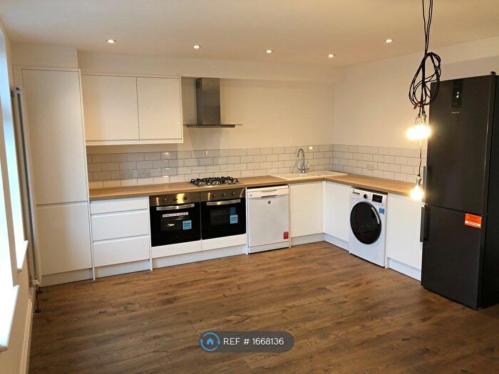 3 Bedroom Flat To Rent In Lordship Lane, London, SE22