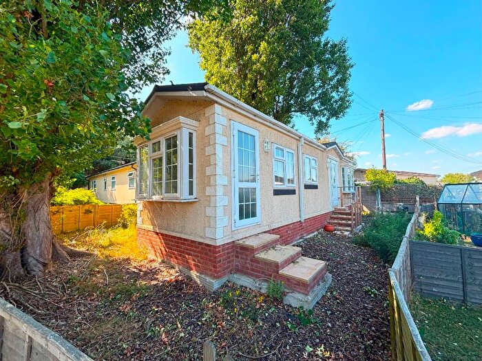 1 Bedroom Mobile/park Home For Sale In The Green, Cummings Hall Lane, Noak Hill, Romford, RM3