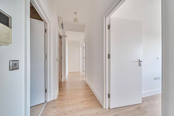 3 Bedroom Flat To Rent In Ballards Lane, North Finchley, London, N12