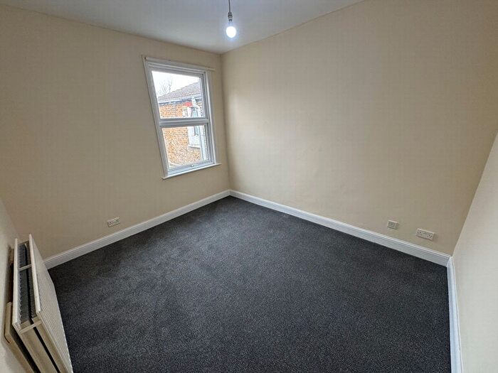 2 Bedroom Flat To Rent In Gladstone Avenue, Manor Park, E12