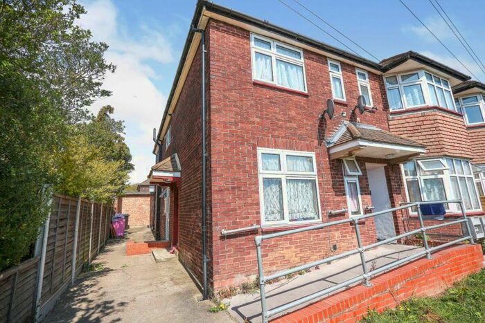 4 Bedroom Flat To Rent In Caernarvon Drive, Ilford, IG5