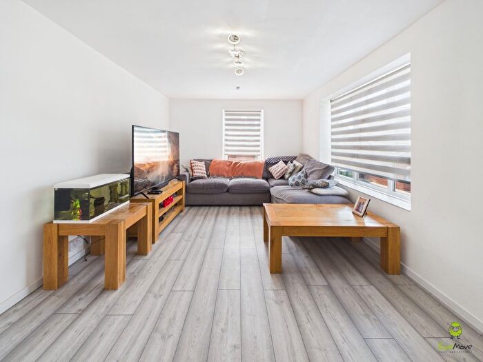 1 Bedroom Flat For Sale In Shearwood Crescent, Crayford, Dartford, Kent, DA1