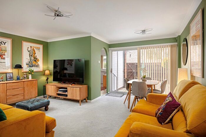 2 Bedroom Maisonette To Rent In Chaucer Way, Hoddesdon, EN11