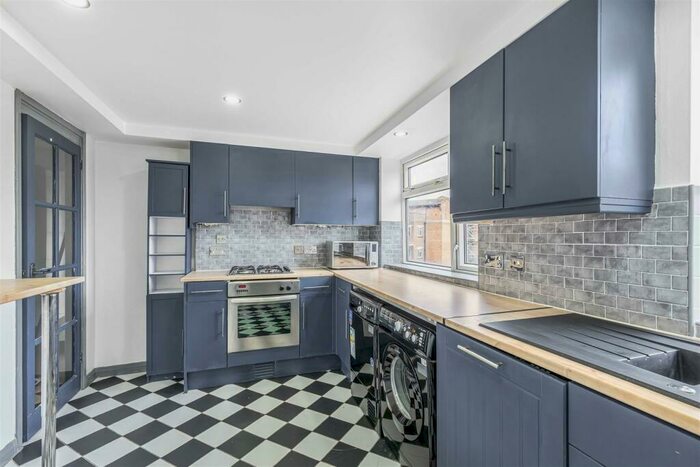 2 Bedroom Flat To Rent In Chertsey Court, Mortlake, SW14
