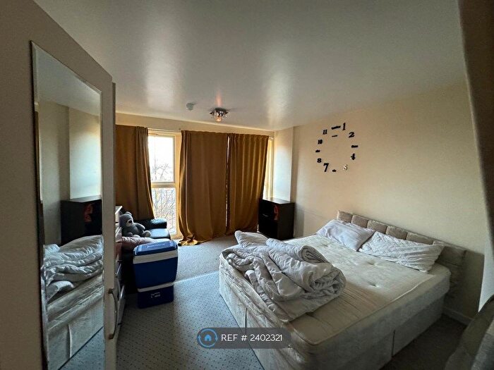 2 Bedroom Flat To Rent In Memorial Heights, Newbury Park, IG2