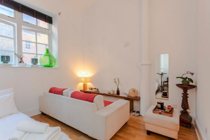 Studio To Rent In Lndn-S - Shorts Gardens, London, WC2H