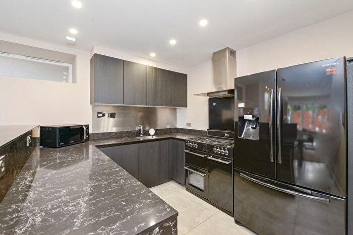 2 Bedroom Flat To Rent In Lyndhurst Road, Hampstead, London, NW3