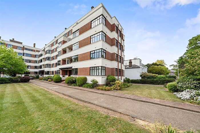 2 Bedroom Apartment For Sale In The Crescent, Surbiton, KT6