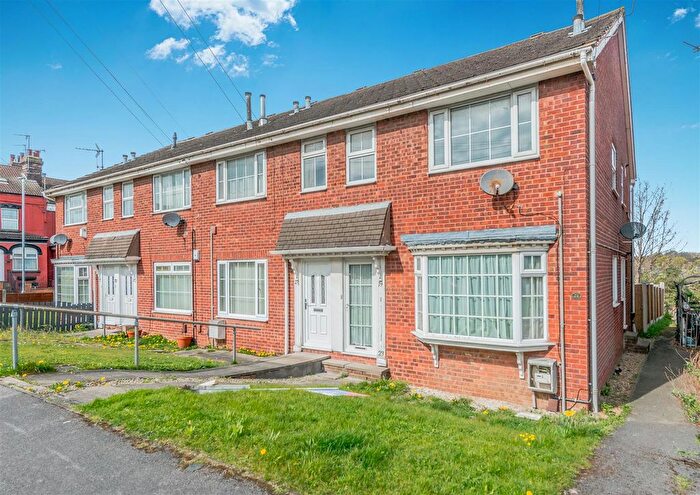 2 Bedroom Flat For Sale In Hardrow Road, Leeds, LS12