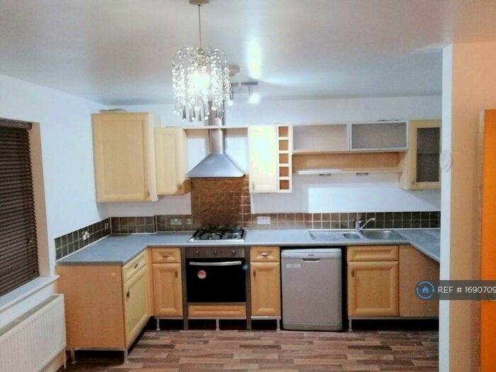 2 Bedroom Flat To Rent In Romside Place, Romford, RM7
