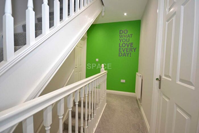 5 Bedroom Town House To Rent In Cintra Close, Reading, RG2
