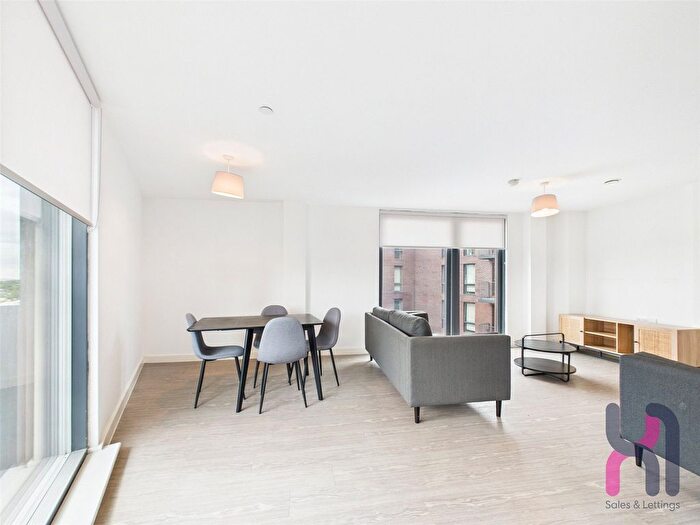 3 Bedroom Flat To Rent In The Landmark, Oldfield Road, Salford, M5