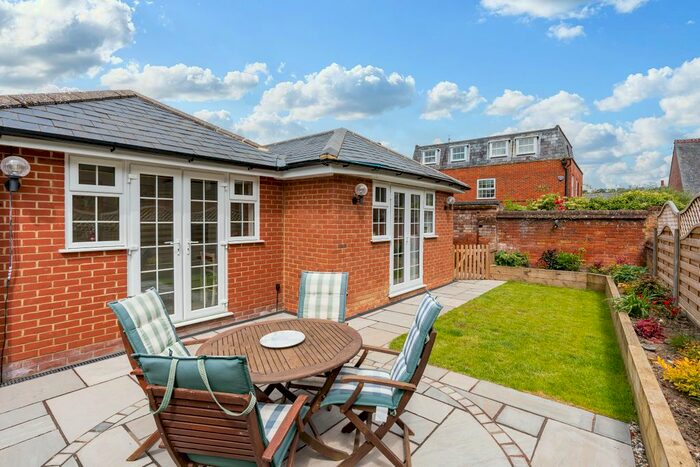 2 Bedroom Detached Bungalow To Rent In Mimram Walk, Welwyn, AL6