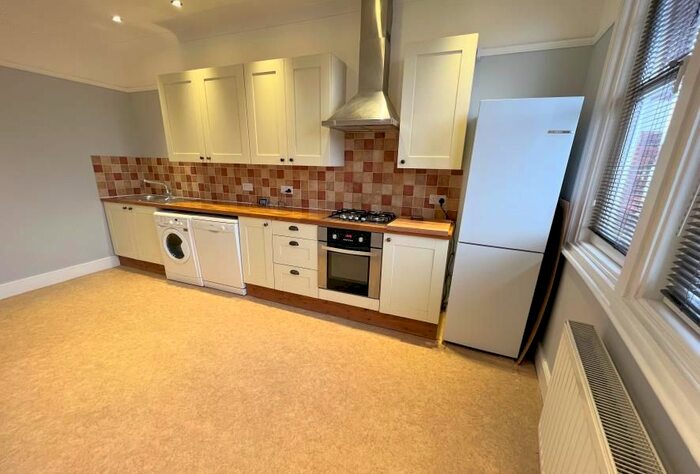 3 Bedroom Flat To Rent In Long Lane, Finchley, N3