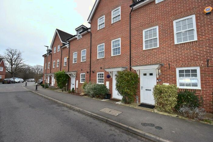 3 Bedroom Town House To Rent In Whittaker Drive, Horley, Surrey, RH6