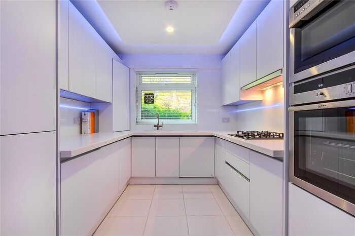 2 Bedroom Flat To Rent In Manor Gate, St. John's Avenue, London, SW15