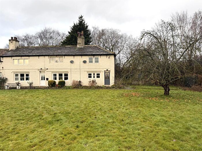 3 Bedroom End Of Terrace House To Rent In Halifax Road, Hipperholme, HX3